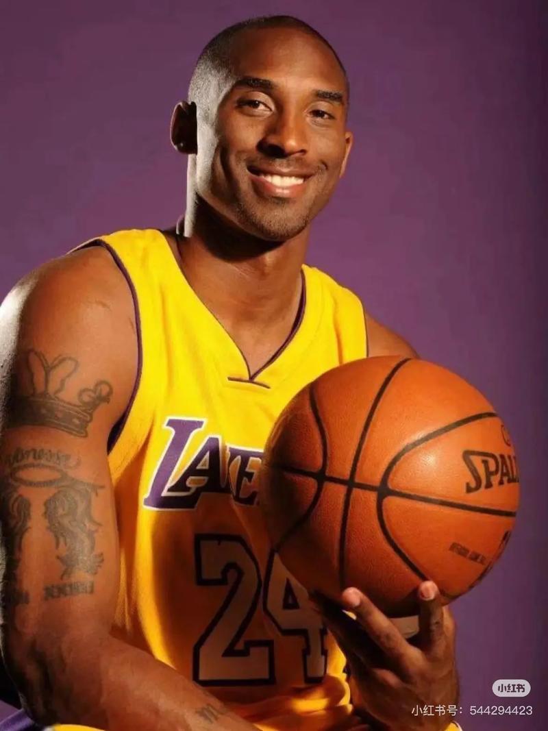 湖人詹姆斯关键三分锁定胜利（詹姆斯飙中制胜三分，湖人锁定胜局）