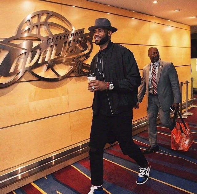 勇士门面在联赛再夺风头（勇士当家球星再度成为联赛焦点）